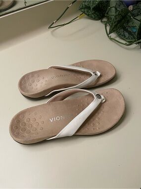 Vionic Women’s White Thong Sandals - Supportive Everyday Flip Flops, size 8